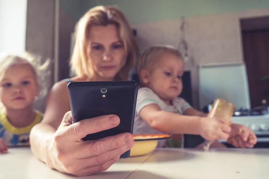 A Parents Guide to Kids’ Phone and Online Safety A Parents Guide to Kids’ Phone and Online Safety